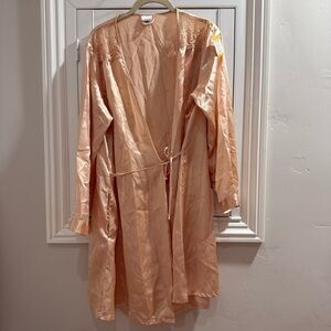 3/$10 🛒🛍️ Enchanting Cream Satin Wrap Long Sleeve Robe - Size Large